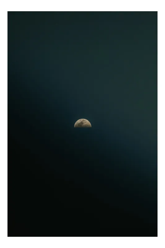 Tablou Canvas, "Lumină lunară în întunericul cosmic", 70 x 100 cm