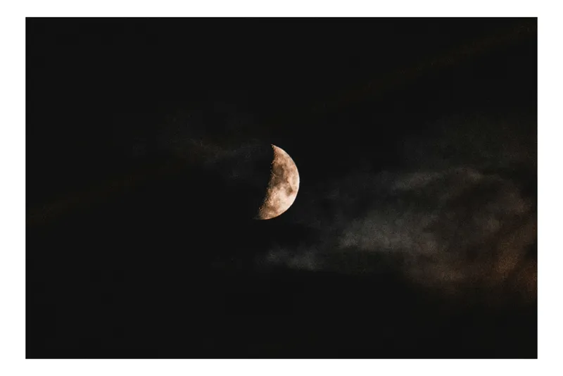 Tablou Canvas, "Luna ascunsă printre nori întunecați", 54 x 39 cm