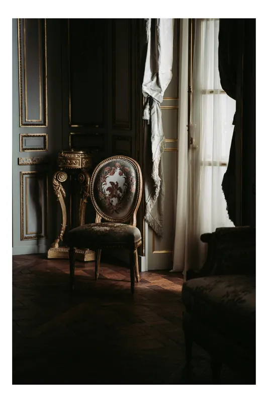 Tablou Canvas, "Scaun vechi în lumină de amurg", Elegant, Nostalgic, Luxurious, Serene, Classical, 100 x 150 cm