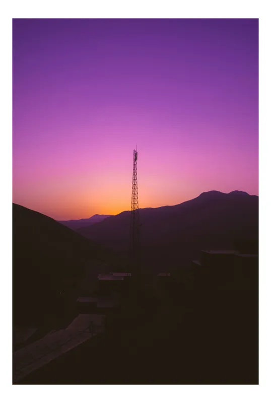 Tablou Canvas Turnul Solitar în Amurg Violet Munte Cer Orizont California, 50 x 70 cm