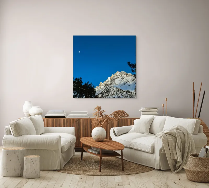 Tablou Canvas, "Luna plină deasupra piscurilor înzăpezite", Munți, Zăpadă, Lună, Cer, Siluetă, Brazi, Înălțime, Albastru, 100 x 100 cm – poza 3