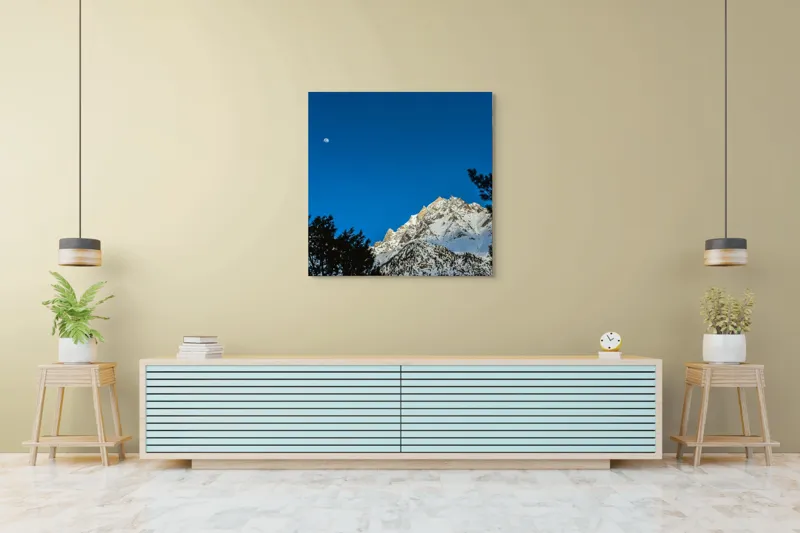 Tablou Canvas, "Luna plină deasupra piscurilor înzăpezite", Munți, Zăpadă, Lună, Cer, Siluetă, Brazi, Înălțime, Albastru, 100 x 100 cm – poza 5