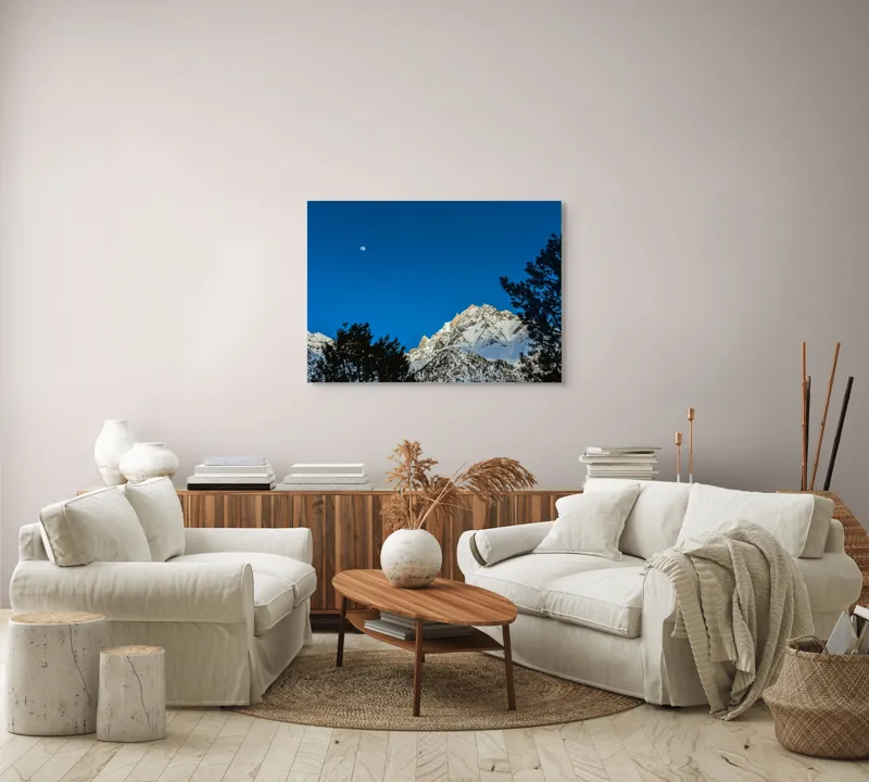Tablou Canvas, "Luna plină deasupra piscurilor înzăpezite", Munți, Zăpadă, Lună, Cer, Siluetă, Brazi, Înălțime, Albastru, 100 x 70 cm – poza 3