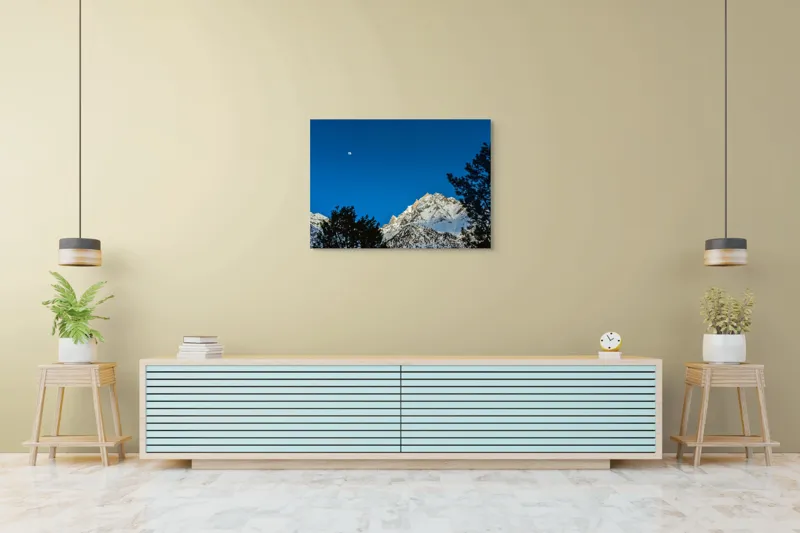 Tablou Canvas, "Luna plină deasupra piscurilor înzăpezite", Munți, Zăpadă, Lună, Cer, Siluetă, Brazi, Înălțime, Albastru, 100 x 70 cm – poza 4