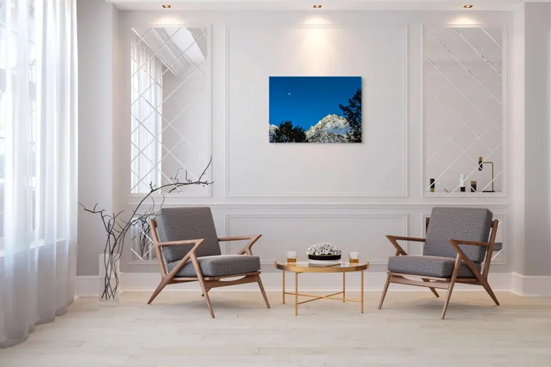 Tablou Canvas, "Luna plină deasupra piscurilor înzăpezite", Munți, Zăpadă, Lună, Cer, Siluetă, Brazi, Înălțime, Albastru, 100 x 70 cm – poza 5
