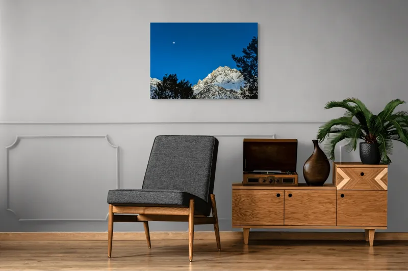Tablou Canvas, "Luna plină deasupra piscurilor înzăpezite", Munți, Zăpadă, Lună, Cer, Siluetă, Brazi, Înălțime, Albastru, 100 x 70 cm – poza 8