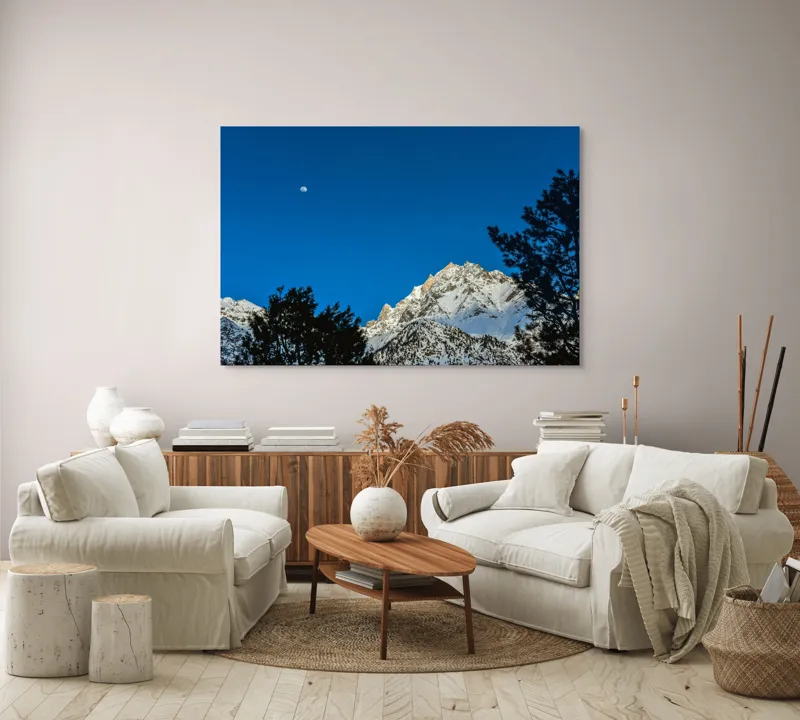 Tablou Canvas, "Luna plină deasupra piscurilor înzăpezite", Munți, Zăpadă, Lună, Cer, Siluetă, Brazi, Înălțime, Albastru, 150 x 100 cm – poza 3