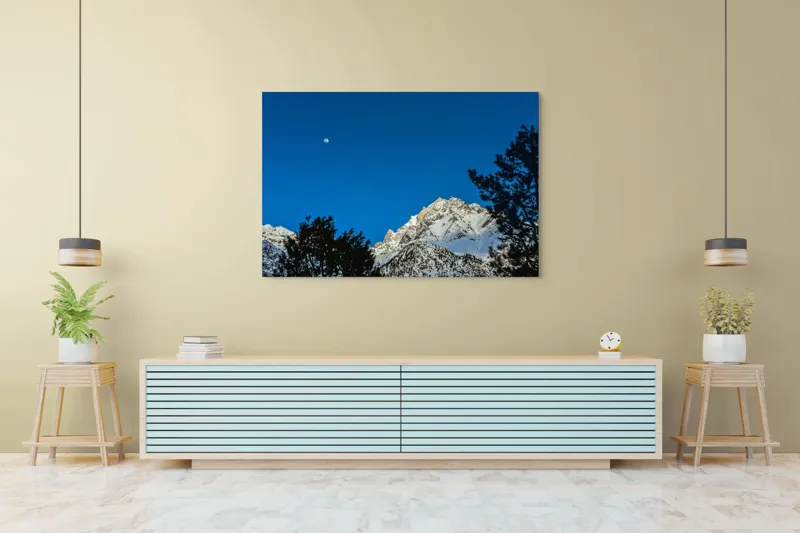 Tablou Canvas, "Luna plină deasupra piscurilor înzăpezite", Munți, Zăpadă, Lună, Cer, Siluetă, Brazi, Înălțime, Albastru, 150 x 100 cm – poza 6