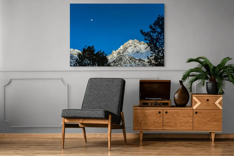 Tablou Canvas, "Luna plină deasupra piscurilor înzăpezite", Munți, Zăpadă, Lună, Cer, Siluetă, Brazi, Înălțime, Albastru, 150 x 100 cm – poza 8
