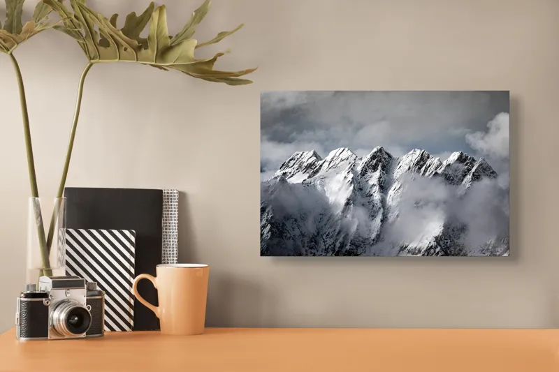 Tablou Canvas, "Muntele învăluit de nori albi", Colosal, Înzăpezit, Grandios, Impunător, Pitoresc, Înghețat, Majestic, Noros, Magnific, Rece, 39 x 26 cm – poza 3