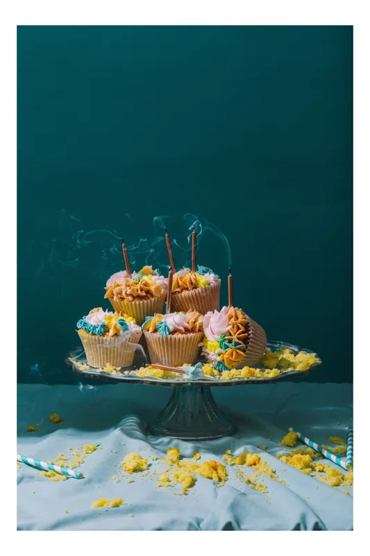 Tablou Canvas, "Petrecerea s-a terminat în tăcere", Cupcakes, Farfurie, Decor, Torturi, Lumânări, Sărbătoare, Nisip, Fum, Glazură, Verde, Galben, Albastru, 100 x 100 cm