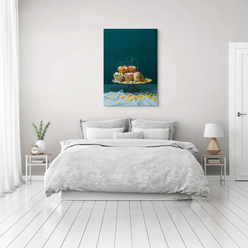 Tablou Canvas, "Petrecerea s-a terminat în tăcere", Cupcakes, Farfurie, Decor, Torturi, Lumânări, Sărbătoare, Nisip, Fum, Glazură, Verde, Galben, Albastru, 70 x 100 cm – poza 3