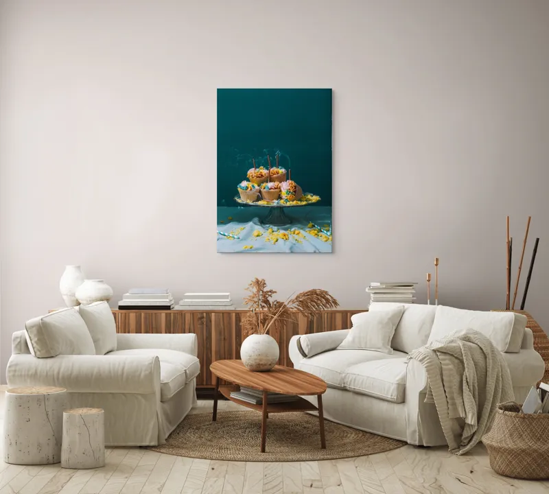 Tablou Canvas, "Petrecerea s-a terminat în tăcere", Cupcakes, Farfurie, Decor, Torturi, Lumânări, Sărbătoare, Nisip, Fum, Glazură, Verde, Galben, Albastru, 70 x 100 cm – poza 4