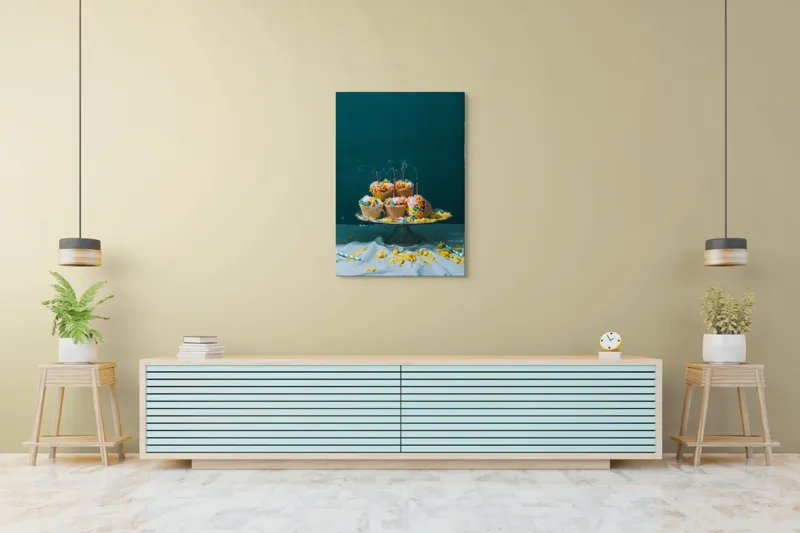 Tablou Canvas, "Petrecerea s-a terminat în tăcere", Cupcakes, Farfurie, Decor, Torturi, Lumânări, Sărbătoare, Nisip, Fum, Glazură, Verde, Galben, Albastru, 70 x 100 cm – poza 5