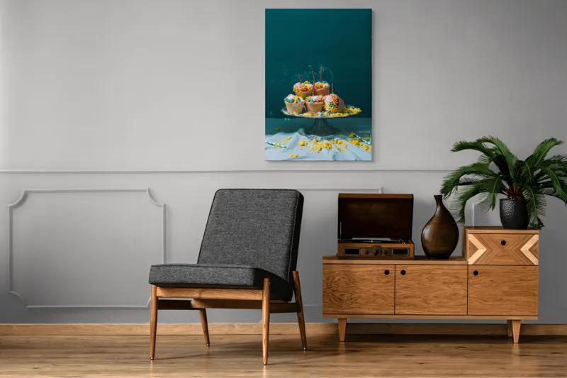 Tablou Canvas, "Petrecerea s-a terminat în tăcere", Cupcakes, Farfurie, Decor, Torturi, Lumânări, Sărbătoare, Nisip, Fum, Glazură, Verde, Galben, Albastru, 70 x 100 cm – poza 6
