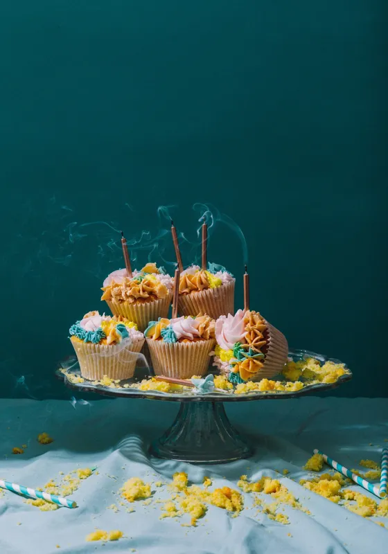 Tablou Canvas, "Petrecerea s-a terminat în tăcere", Cupcakes, Farfurie, Decor, Torturi, Lumânări, Sărbătoare, Nisip, Fum, Glazură, Verde, Galben, Albastru, 70 x 100 cm – poza 2