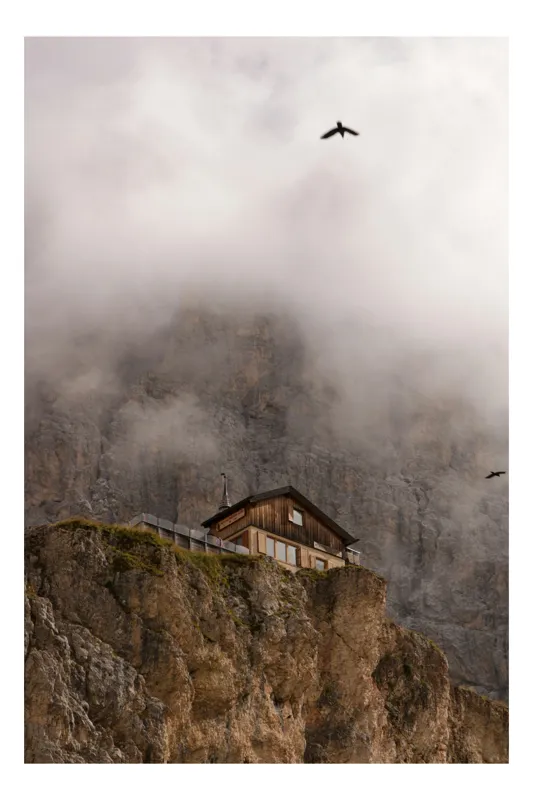 Tablou Canvas cu tema Refugiu în Îmbrățișarea Norilor, 50 x 90 cm