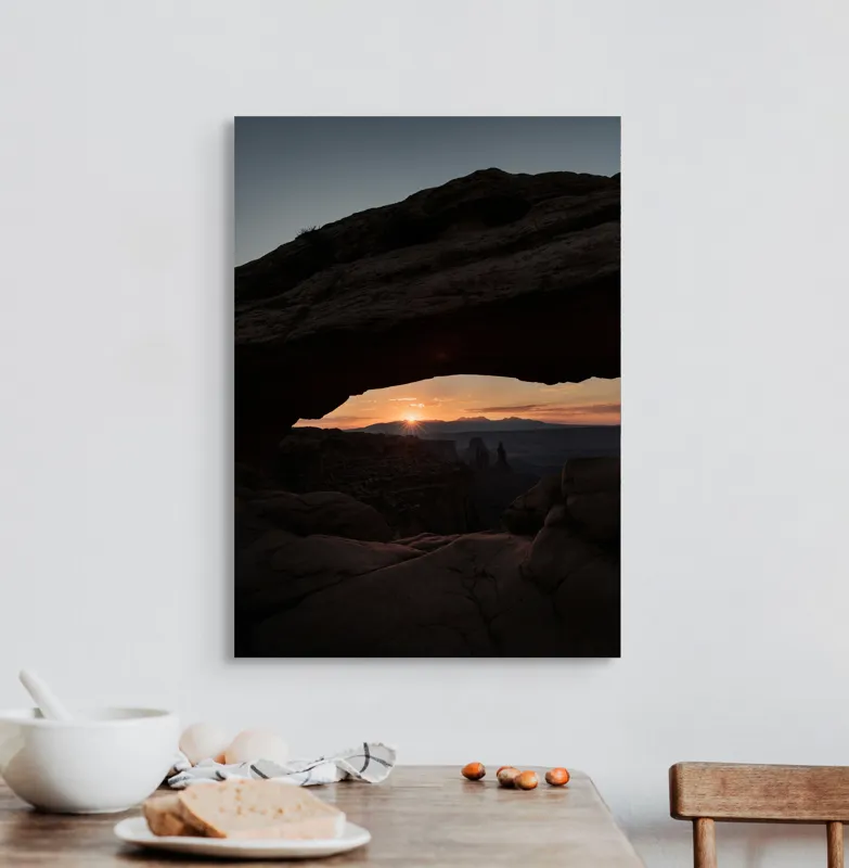 Tablou Canvas, "Răsărit sub arcul stâncos tacut", Piatră, Arcuire, Zori, Peisaj, Umbre, Munți, Cer, Lumină, Răsărit, Natural., 50 x 70 cm – poza 3