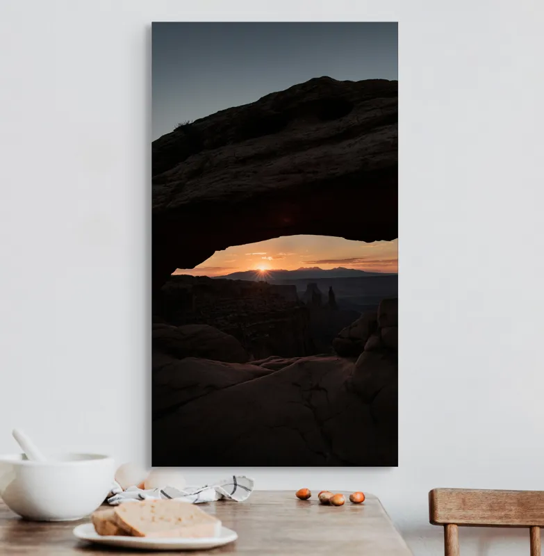Tablou Canvas, "Răsărit sub arcul stâncos tacut", Piatră, Arcuire, Zori, Peisaj, Umbre, Munți, Cer, Lumină, Răsărit, Natural., 50 x 90 cm – poza 3