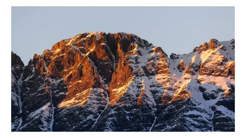 Tablou Canvas pe temă de peisaj montan, Splendoarea aurie a înălțimilor alpine, 100 x 100 cm