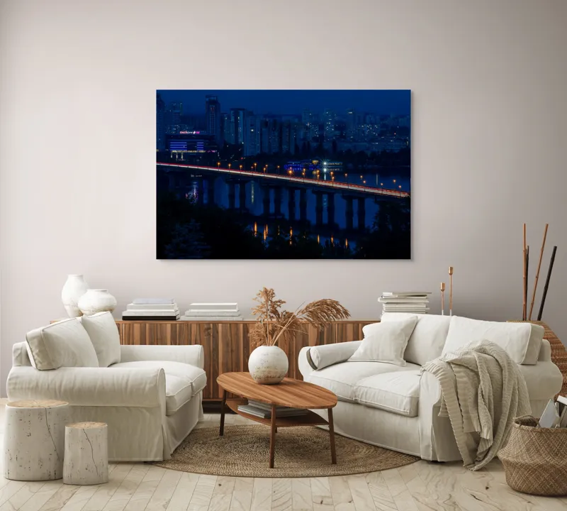 Tablou Canvas Podul luminii în orașul tăcerii, scenă urbană nocturnă, 150 x 100 cm – poza 3