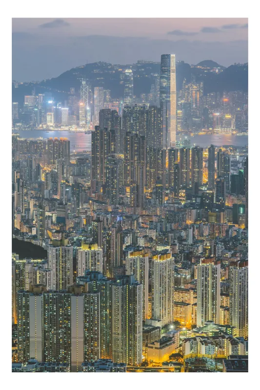 Tablou Canvas, "Orașul luminilor și al înălțimilor", Oraș, Lumină, Clădiri, Noapte, Modernitate, Densitate, Panoramă, Reflexii, Megapolis, Peisaj Urbanistic, 26 x 39 cm