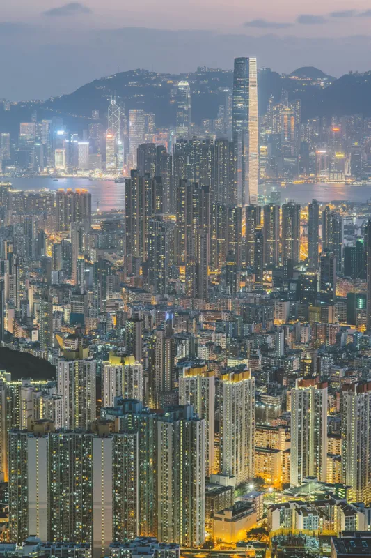 Tablou Canvas, "Orașul luminilor și al înălțimilor", Oraș, Lumină, Clădiri, Noapte, Modernitate, Densitate, Panoramă, Reflexii, Megapolis, Peisaj Urbanistic, 100 x 150 cm – poza 2