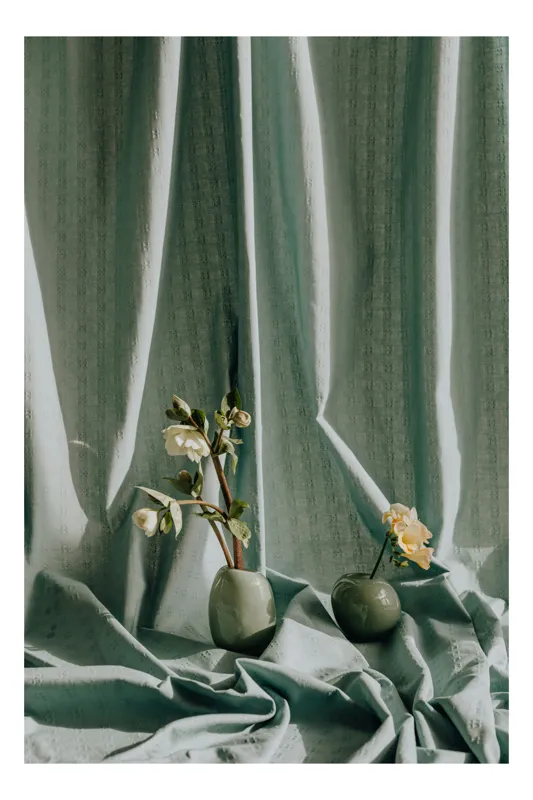 Tablou Canvas cu Flori Delicate pe Fundal de Catifea Verde, 100 x 150 cm