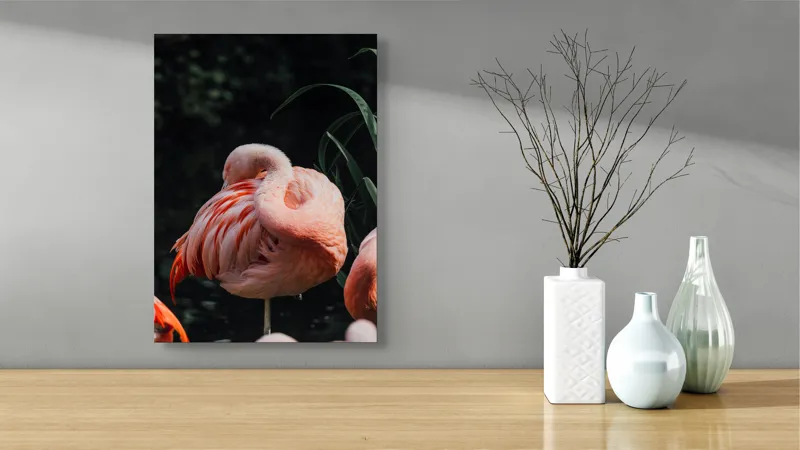 Tablou Canvas, "Flamingo odihnindu-se lângă apă", Flamingo, Roz, Grațios, Odihnă, Natură, Pene, Eleganță, Peisaj, Calm, Vegetație, 39 x 54 cm – poza 4