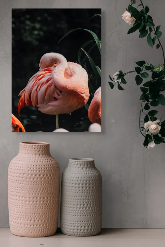 Tablou Canvas, "Flamingo odihnindu-se lângă apă", Flamingo, Roz, Grațios, Odihnă, Natură, Pene, Eleganță, Peisaj, Calm, Vegetație, 39 x 54 cm – poza 6