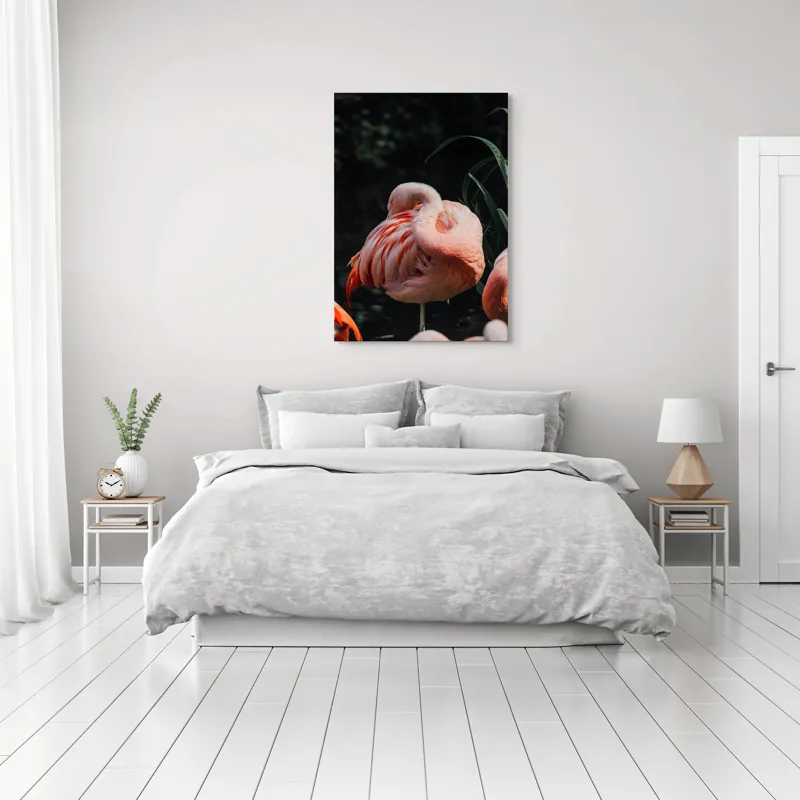 Tablou Canvas, "Flamingo odihnindu-se lângă apă", Flamingo, Roz, Grațios, Odihnă, Natură, Pene, Eleganță, Peisaj, Calm, Vegetație, 70 x 100 cm – poza 3
