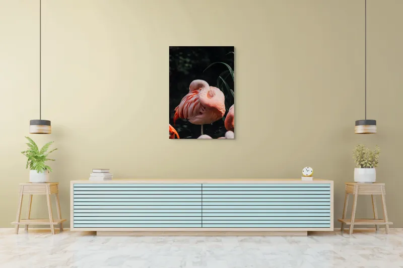 Tablou Canvas, "Flamingo odihnindu-se lângă apă", Flamingo, Roz, Grațios, Odihnă, Natură, Pene, Eleganță, Peisaj, Calm, Vegetație, 70 x 100 cm – poza 5