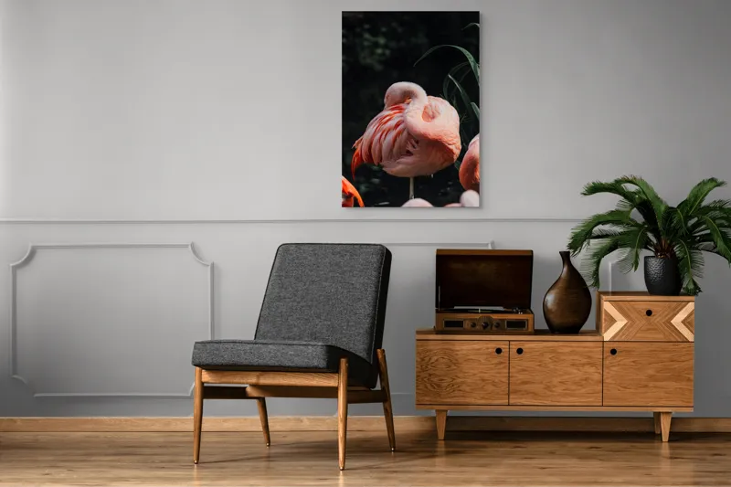 Tablou Canvas, "Flamingo odihnindu-se lângă apă", Flamingo, Roz, Grațios, Odihnă, Natură, Pene, Eleganță, Peisaj, Calm, Vegetație, 70 x 100 cm – poza 6