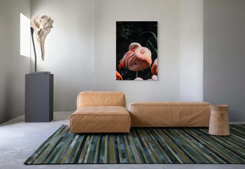 Tablou Canvas, "Flamingo odihnindu-se lângă apă", Flamingo, Roz, Grațios, Odihnă, Natură, Pene, Eleganță, Peisaj, Calm, Vegetație, 70 x 100 cm – poza 7