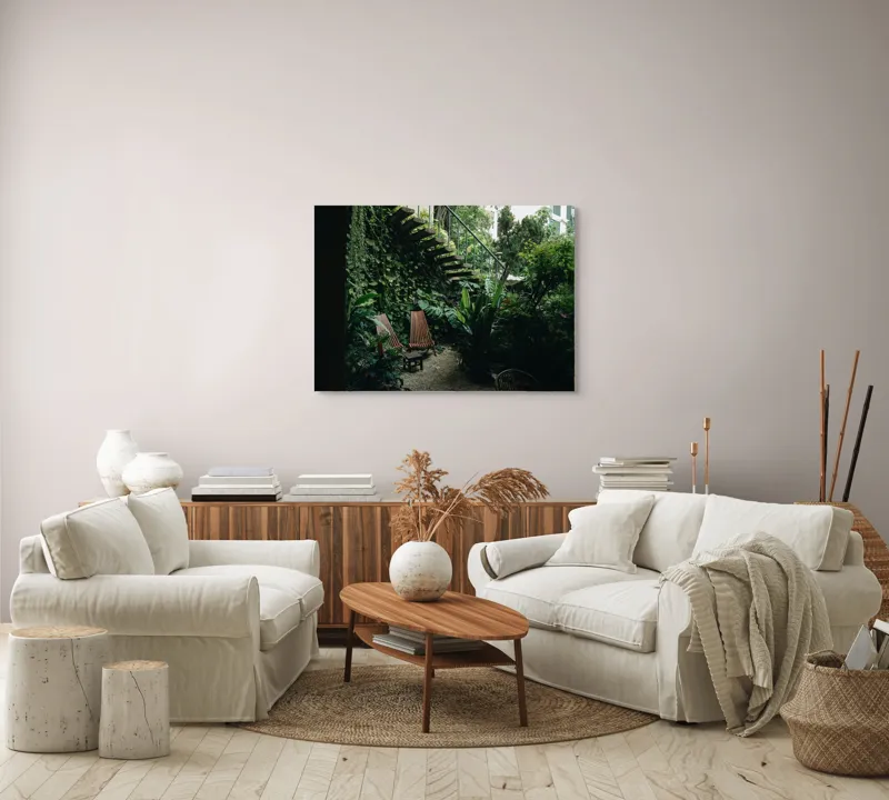 Tablou Canvas, "Grădina ascunsă sub trepte verzi", Verde, Scaune, Grădină, Scară, Plante, Relaxează, Natural, Liniște, Vegetație, Exuberanță, 100 x 70 cm – poza 3