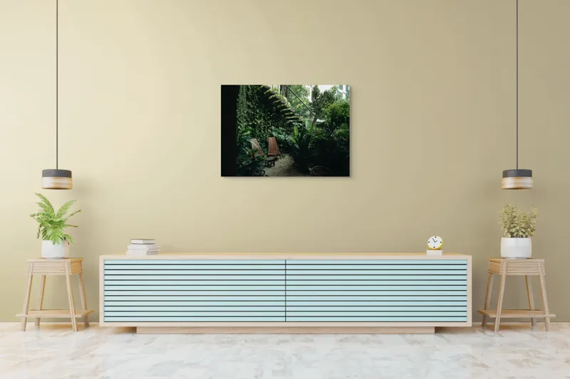 Tablou Canvas, "Grădina ascunsă sub trepte verzi", Verde, Scaune, Grădină, Scară, Plante, Relaxează, Natural, Liniște, Vegetație, Exuberanță, 100 x 70 cm – poza 4