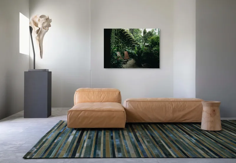 Tablou Canvas, "Grădina ascunsă sub trepte verzi", Verde, Scaune, Grădină, Scară, Plante, Relaxează, Natural, Liniște, Vegetație, Exuberanță, 100 x 70 cm – poza 7