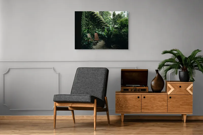 Tablou Canvas, "Grădina ascunsă sub trepte verzi", Verde, Scaune, Grădină, Scară, Plante, Relaxează, Natural, Liniște, Vegetație, Exuberanță, 100 x 70 cm – poza 8