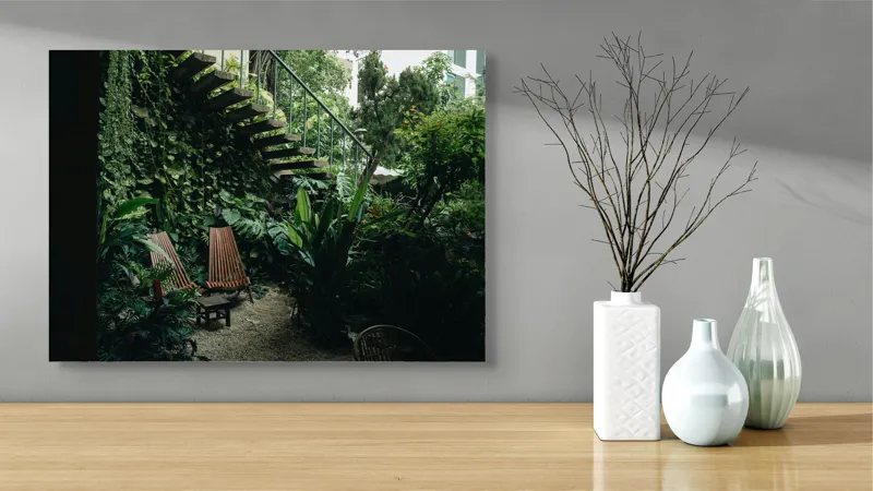 Tablou Canvas, "Grădina ascunsă sub trepte verzi", Verde, Scaune, Grădină, Scară, Plante, Relaxează, Natural, Liniște, Vegetație, Exuberanță, 70 x 50 cm – poza 3