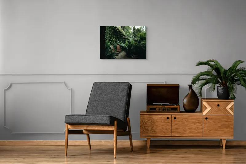 Tablou Canvas, "Grădina ascunsă sub trepte verzi", Verde, Scaune, Grădină, Scară, Plante, Relaxează, Natural, Liniște, Vegetație, Exuberanță, 70 x 50 cm – poza 4
