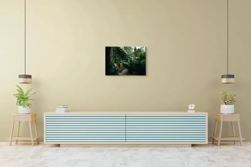 Tablou Canvas, "Grădina ascunsă sub trepte verzi", Verde, Scaune, Grădină, Scară, Plante, Relaxează, Natural, Liniște, Vegetație, Exuberanță, 70 x 50 cm – poza 7
