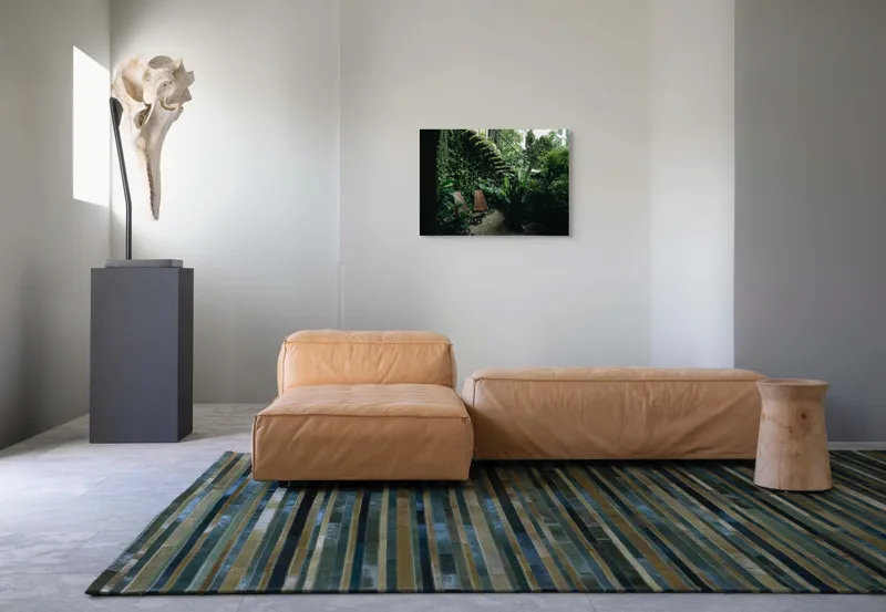 Tablou Canvas, "Grădina ascunsă sub trepte verzi", Verde, Scaune, Grădină, Scară, Plante, Relaxează, Natural, Liniște, Vegetație, Exuberanță, 70 x 50 cm – poza 8