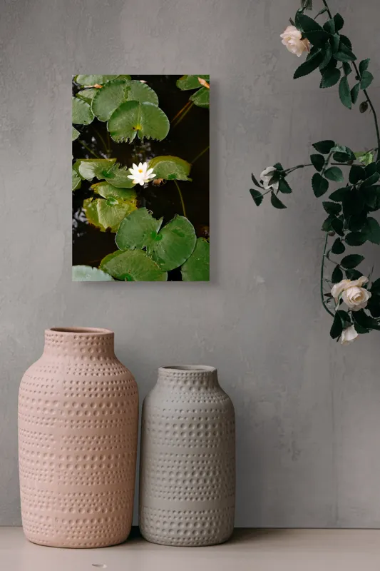 Tablou Canvas, "Floare de nufăr pe lac liniștit", Frunze, Lac, Floare, Nufăr, Apă, Verde, Natural, Frumusețe, Reflecție, Petale, 26 x 39 cm – poza 6