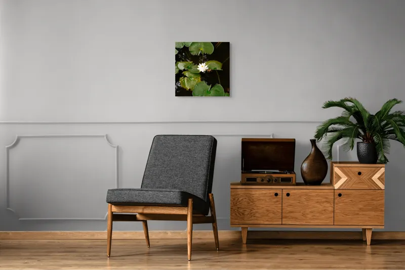 Tablou Canvas, "Floare de nufăr pe lac liniștit", Frunze, Lac, Floare, Nufăr, Apă, Verde, Natural, Frumusețe, Reflecție, Petale, 50 x 50 cm – poza 6