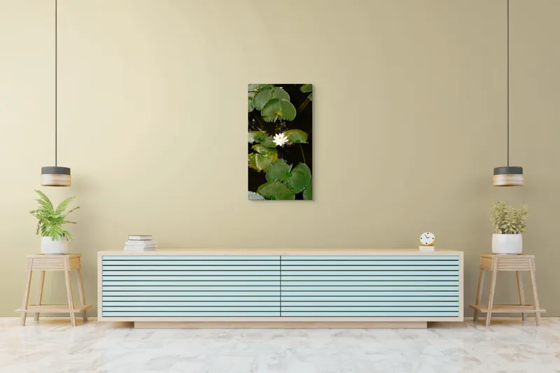 Tablou Canvas, "Floare de nufăr pe lac liniștit", Frunze, Lac, Floare, Nufăr, Apă, Verde, Natural, Frumusețe, Reflecție, Petale, 50 x 90 cm – poza 6