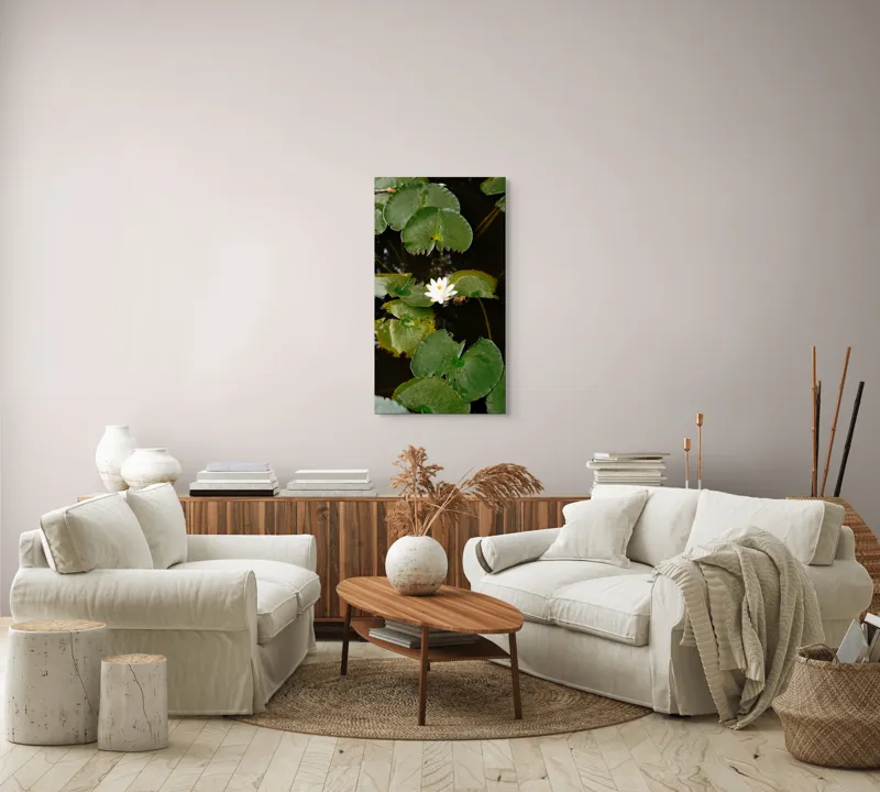 Tablou Canvas, "Floare de nufăr pe lac liniștit", Frunze, Lac, Floare, Nufăr, Apă, Verde, Natural, Frumusețe, Reflecție, Petale, 50 x 90 cm – poza 7