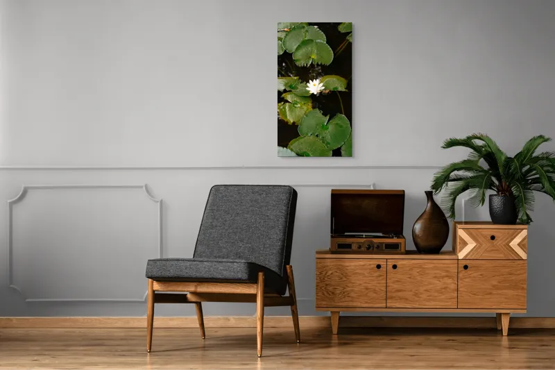 Tablou Canvas, "Floare de nufăr pe lac liniștit", Frunze, Lac, Floare, Nufăr, Apă, Verde, Natural, Frumusețe, Reflecție, Petale, 50 x 90 cm – poza 8
