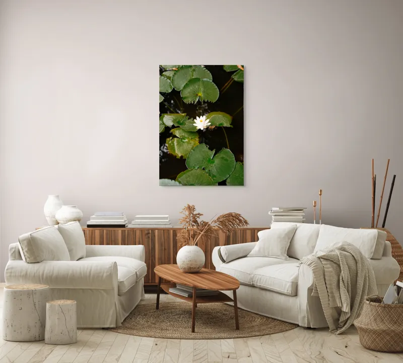 Tablou Canvas, "Floare de nufăr pe lac liniștit", Frunze, Lac, Floare, Nufăr, Apă, Verde, Natural, Frumusețe, Reflecție, Petale, 70 x 100 cm – poza 4