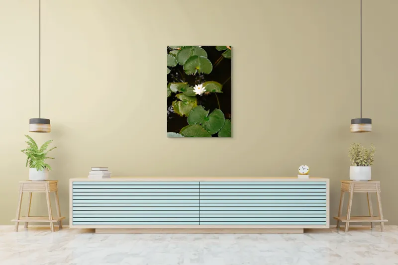 Tablou Canvas, "Floare de nufăr pe lac liniștit", Frunze, Lac, Floare, Nufăr, Apă, Verde, Natural, Frumusețe, Reflecție, Petale, 70 x 100 cm – poza 5