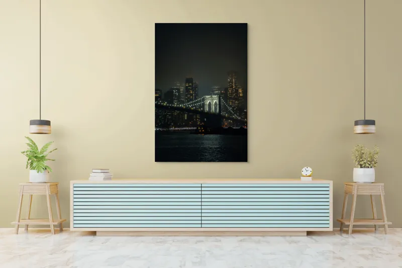 Tablou Canvas, "Podul sub lumina orașului nocturn", Pod, Lumină, Noapte, Reflexii, Clădiri, Ceață, Siluete, Skyline, Mister, Apă., 100 x 150 cm – poza 4